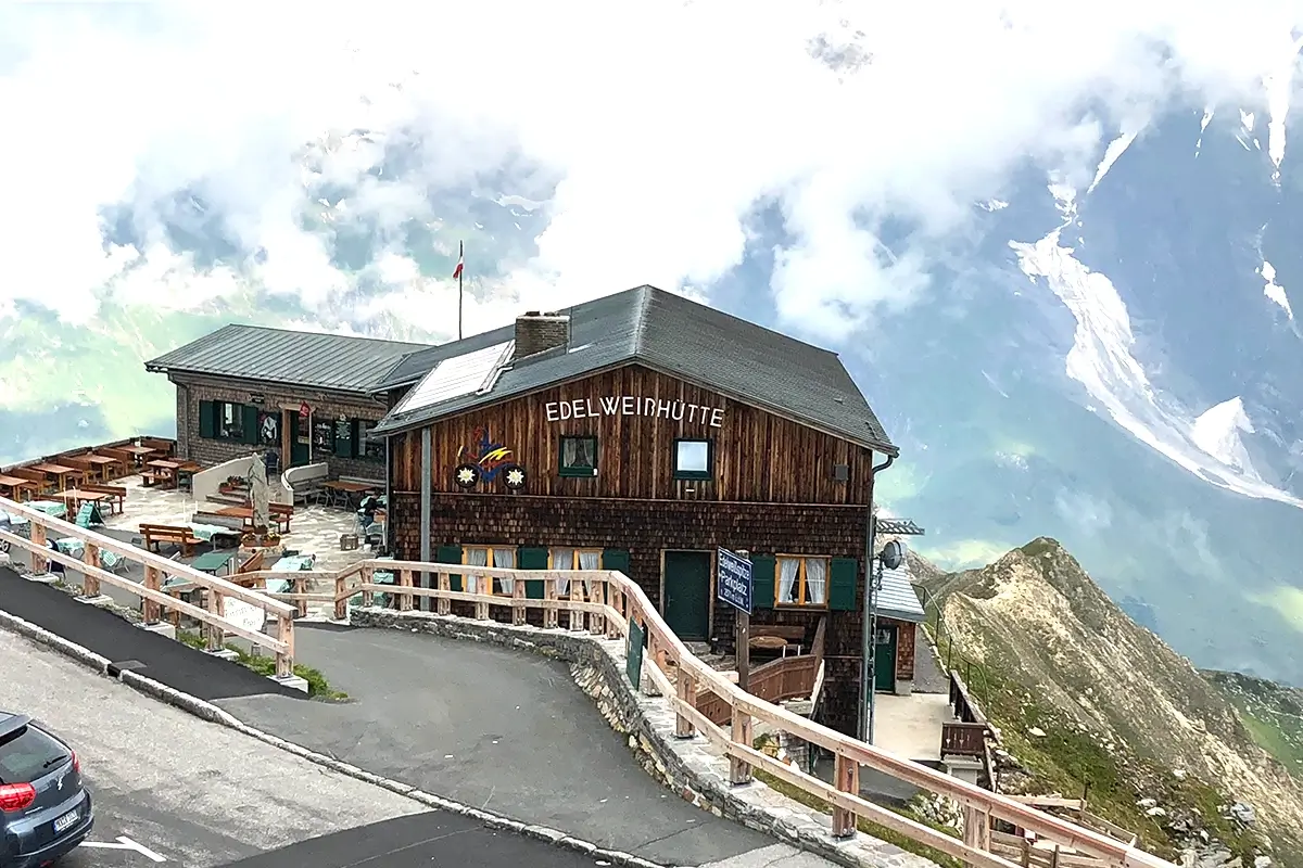 Picture of 2 hikers resting on a bench at Kitzsteinhorn