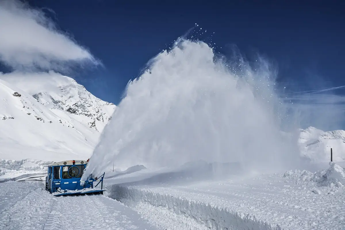 Picture of 2 hikers resting on a bench at Kitzsteinhorn