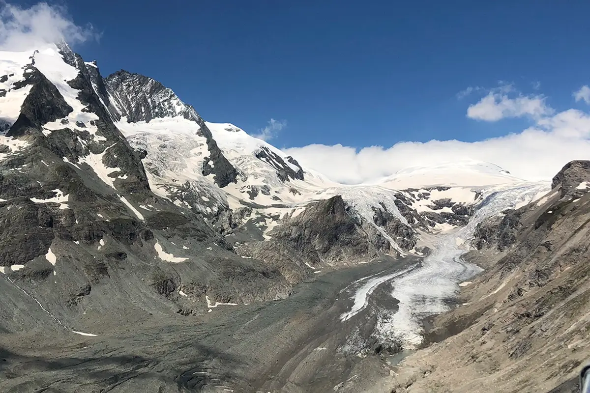 Picture of 2 hikers resting on a bench at Kitzsteinhorn
