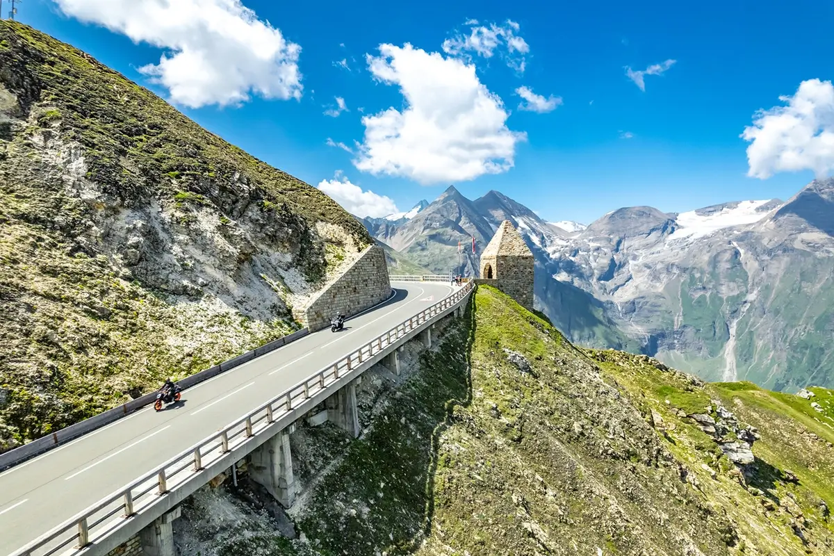 Picture of 2 hikers resting on a bench at Kitzsteinhorn